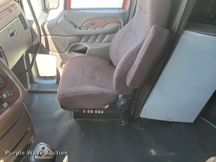 image for item IX9051 2012 Peterbilt 587  semi truck