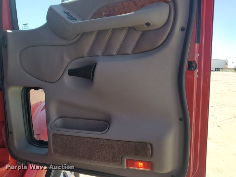 image for item IX9051 2012 Peterbilt 587  semi truck