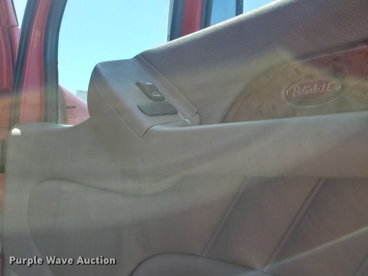 image for item IX9051 2012 Peterbilt 587  semi truck