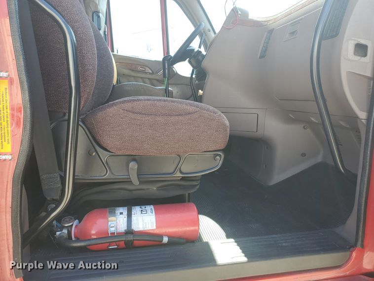 image for item IX9051 2012 Peterbilt 587  semi truck