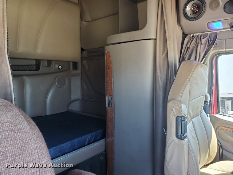 image for item IX9051 2012 Peterbilt 587  semi truck