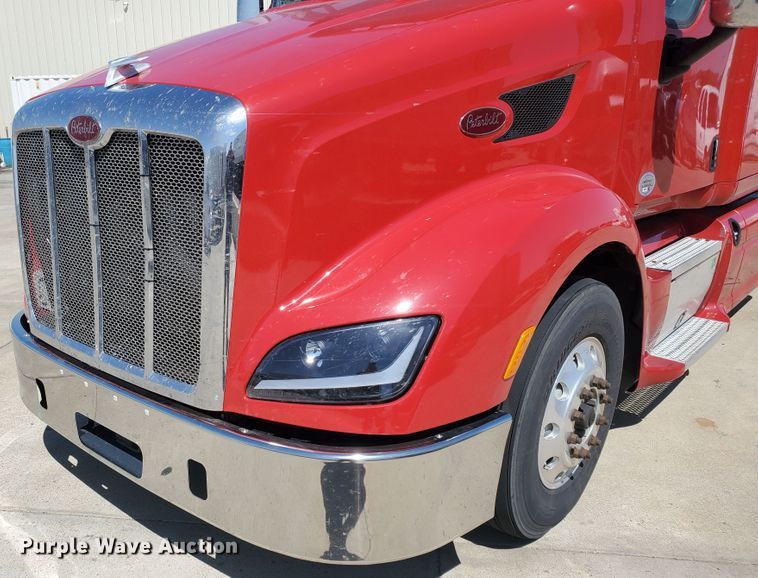 image for item IX9051 2012 Peterbilt 587  semi truck