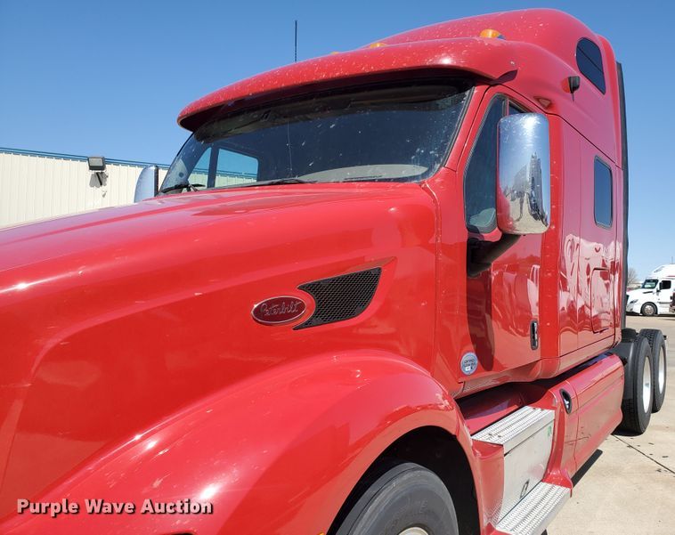image for item IX9051 2012 Peterbilt 587  semi truck