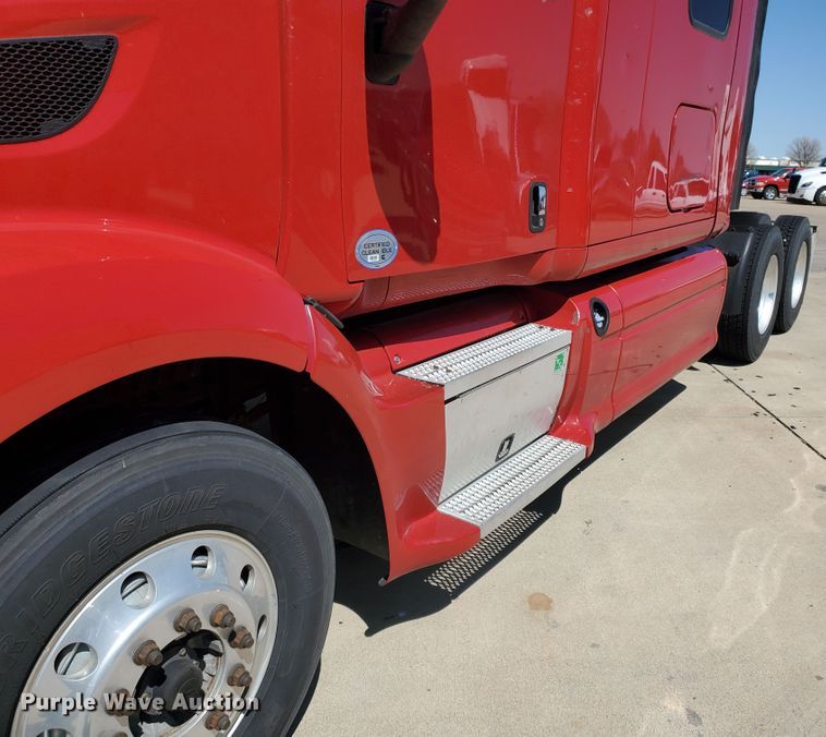 image for item IX9051 2012 Peterbilt 587  semi truck