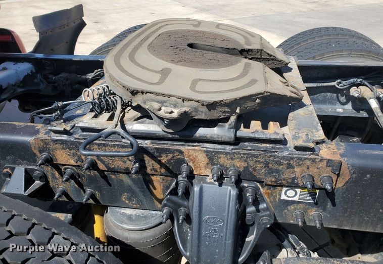 image for item IX9051 2012 Peterbilt 587  semi truck