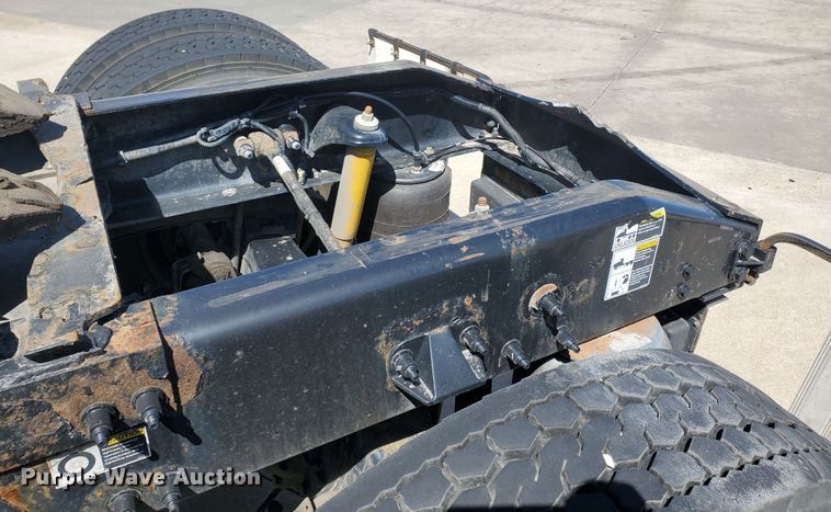 image for item IX9051 2012 Peterbilt 587  semi truck