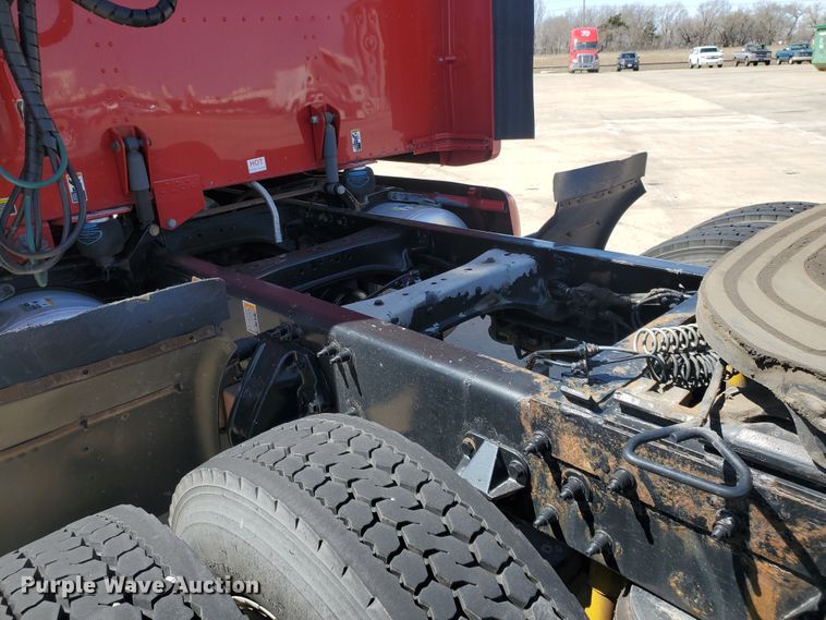 image for item IX9051 2012 Peterbilt 587  semi truck