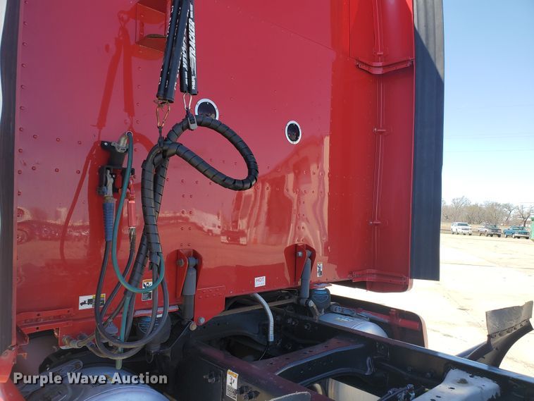 image for item IX9051 2012 Peterbilt 587  semi truck