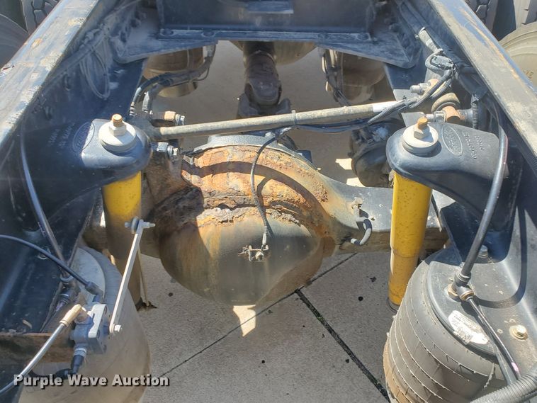 image for item IX9051 2012 Peterbilt 587  semi truck