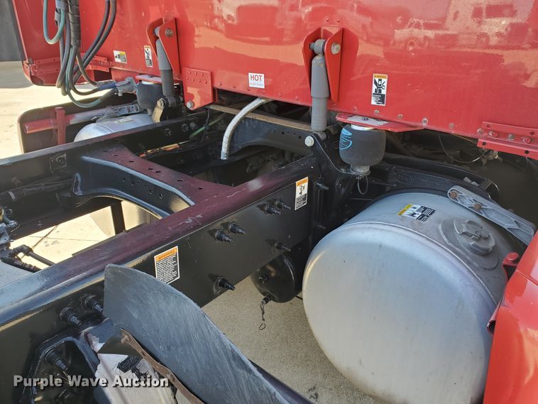 image for item IX9051 2012 Peterbilt 587  semi truck