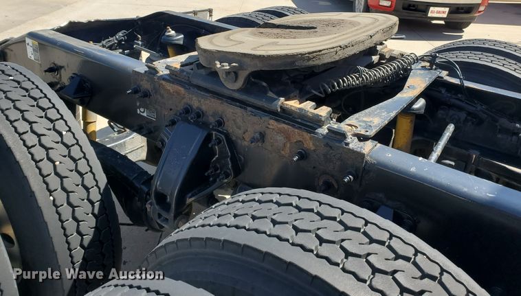 image for item IX9051 2012 Peterbilt 587  semi truck