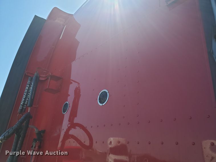 image for item IX9051 2012 Peterbilt 587  semi truck