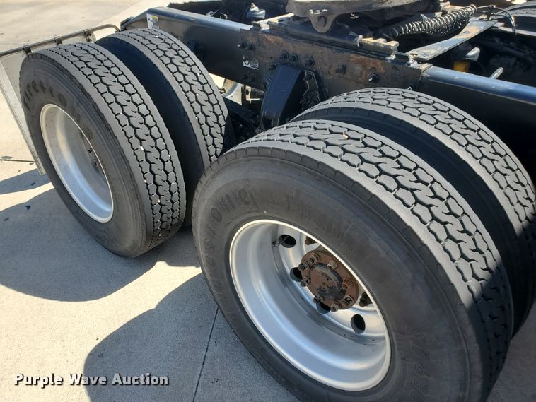 image for item IX9051 2012 Peterbilt 587  semi truck