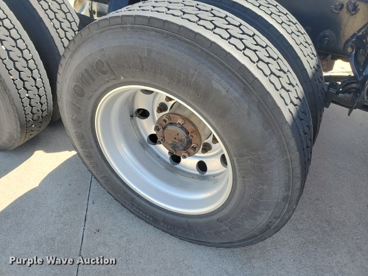 image for item IX9051 2012 Peterbilt 587  semi truck