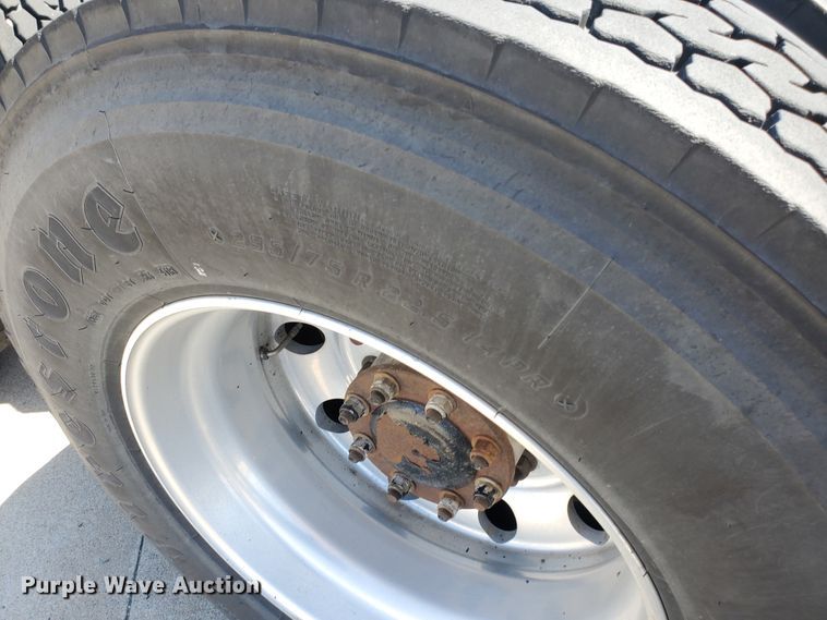 image for item IX9051 2012 Peterbilt 587  semi truck