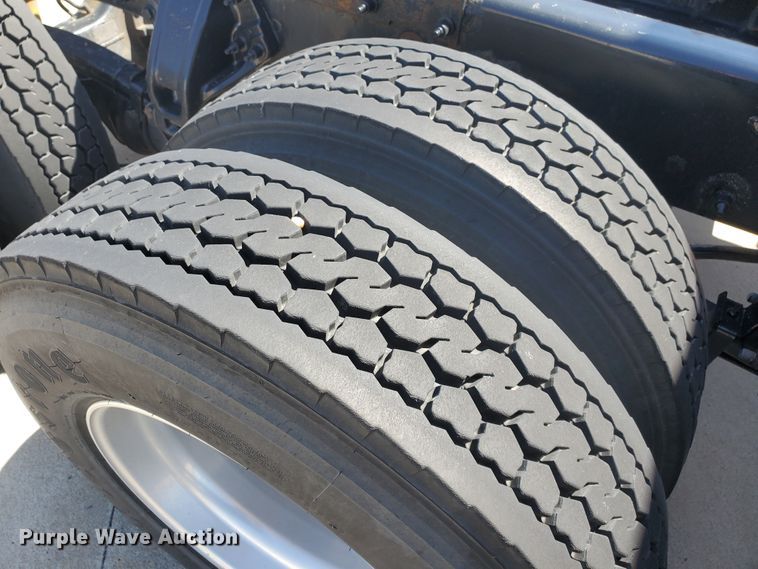 image for item IX9051 2012 Peterbilt 587  semi truck