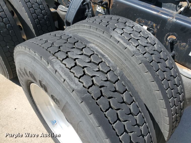 image for item IX9051 2012 Peterbilt 587  semi truck