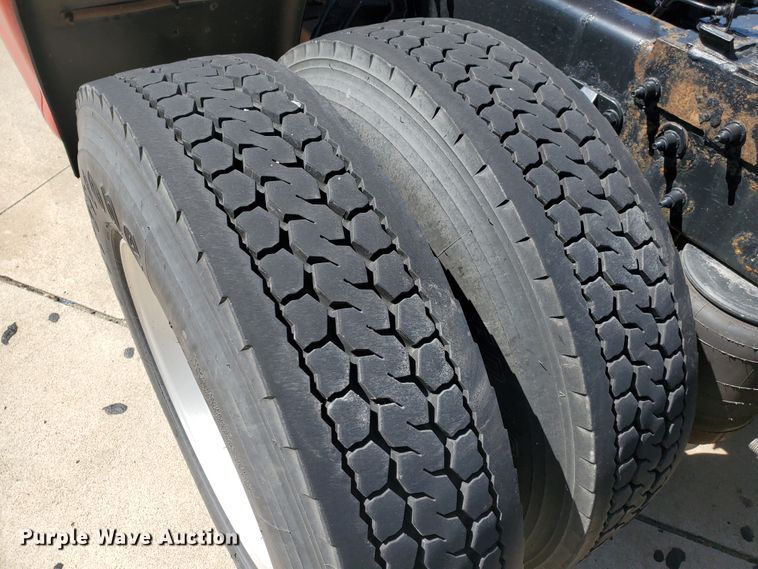 image for item IX9051 2012 Peterbilt 587  semi truck