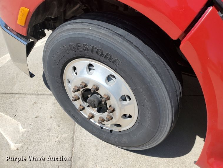 image for item IX9051 2012 Peterbilt 587  semi truck