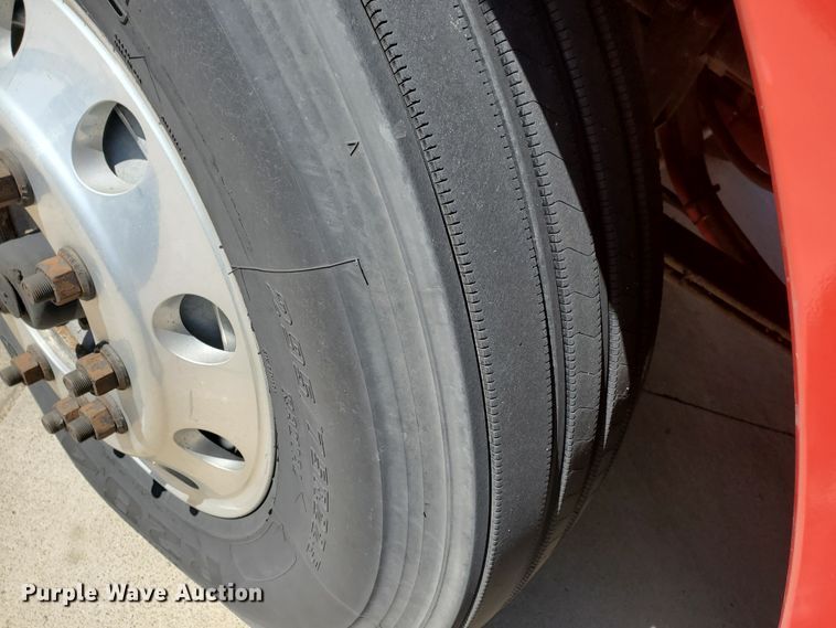 image for item IX9051 2012 Peterbilt 587  semi truck