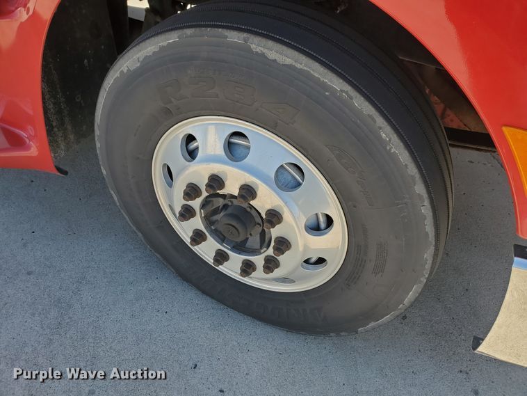 image for item IX9051 2012 Peterbilt 587  semi truck