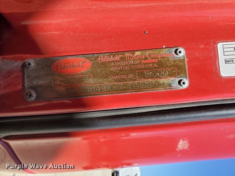 image for item IX9051 2012 Peterbilt 587  semi truck