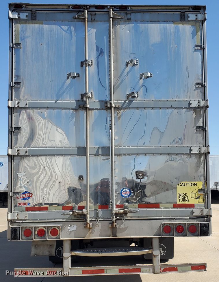 image for item IX9055 2006 Utility VS2RA refrigerated van trailer