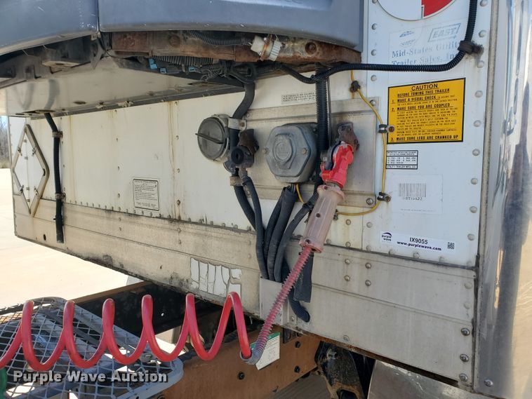 image for item IX9055 2006 Utility VS2RA refrigerated van trailer