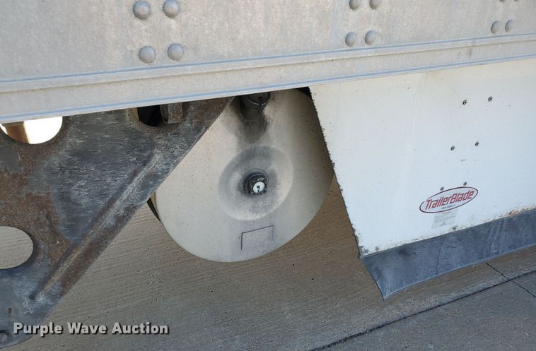 image for item IX9055 2006 Utility VS2RA refrigerated van trailer