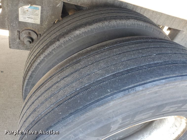 image for item IX9055 2006 Utility VS2RA refrigerated van trailer