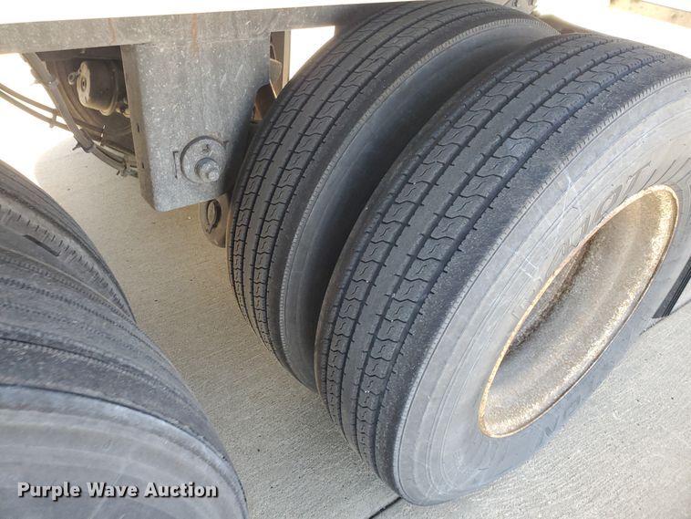 image for item IX9055 2006 Utility VS2RA refrigerated van trailer