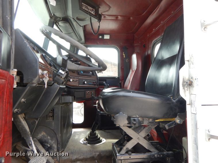 image for item IX9383 1998 Freightliner FLD 120  semi truck