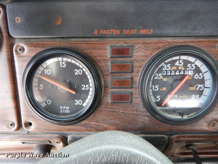 image for item IX9383 1998 Freightliner FLD 120  semi truck