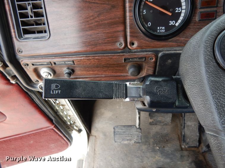 image for item IX9383 1998 Freightliner FLD 120  semi truck