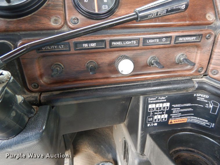 image for item IX9383 1998 Freightliner FLD 120  semi truck