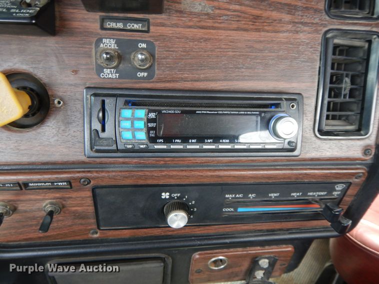 image for item IX9383 1998 Freightliner FLD 120  semi truck