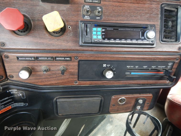 image for item IX9383 1998 Freightliner FLD 120  semi truck