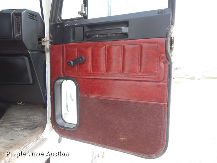 image for item IX9383 1998 Freightliner FLD 120  semi truck