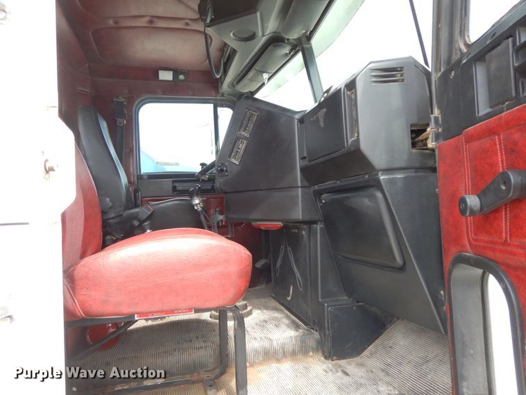 image for item IX9383 1998 Freightliner FLD 120  semi truck