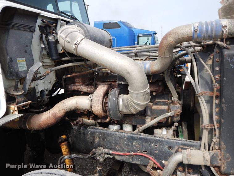 image for item IX9383 1998 Freightliner FLD 120  semi truck