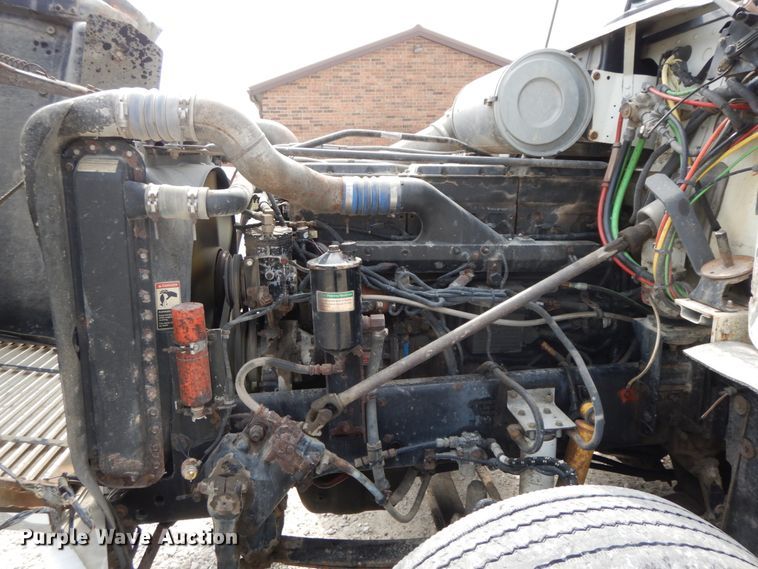 image for item IX9383 1998 Freightliner FLD 120  semi truck