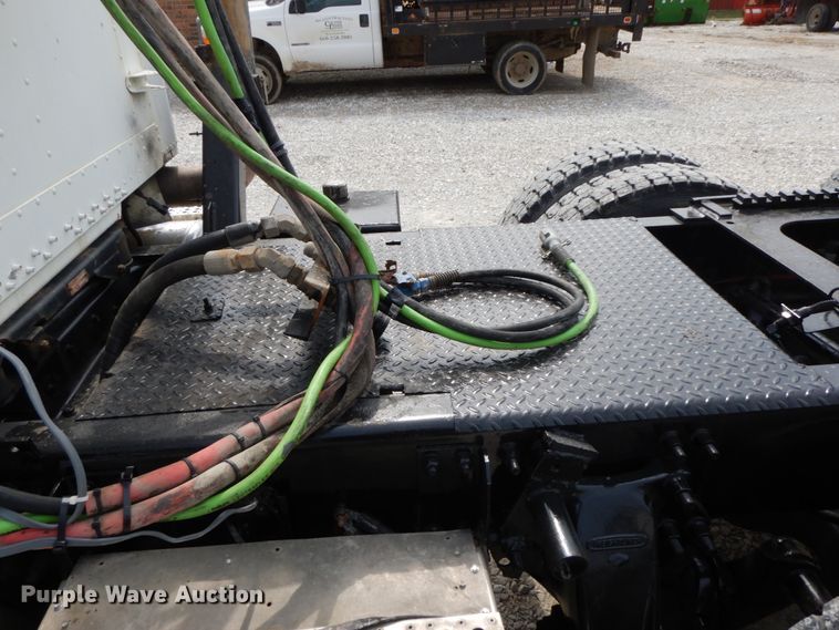 image for item IX9383 1998 Freightliner FLD 120  semi truck