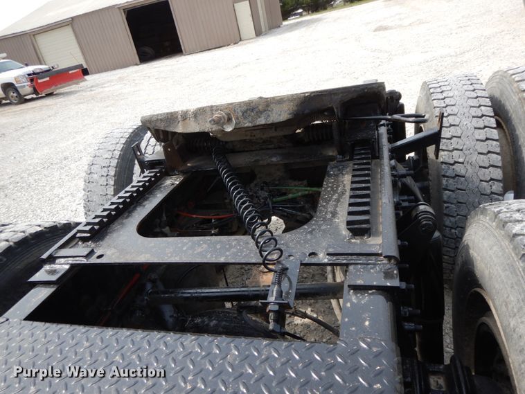 image for item IX9383 1998 Freightliner FLD 120  semi truck