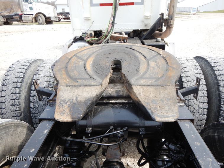 image for item IX9383 1998 Freightliner FLD 120  semi truck