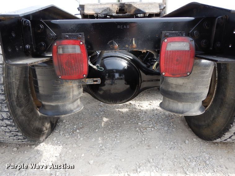 image for item IX9383 1998 Freightliner FLD 120  semi truck