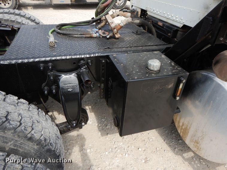 image for item IX9383 1998 Freightliner FLD 120  semi truck