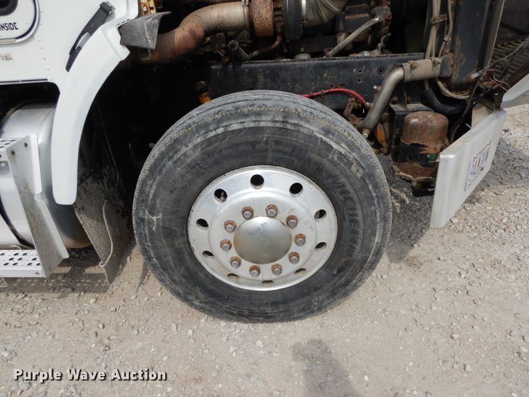 image for item IX9383 1998 Freightliner FLD 120  semi truck