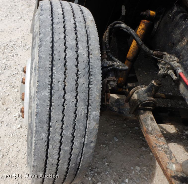 image for item IX9383 1998 Freightliner FLD 120  semi truck