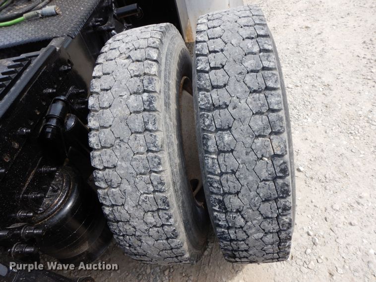 image for item IX9383 1998 Freightliner FLD 120  semi truck