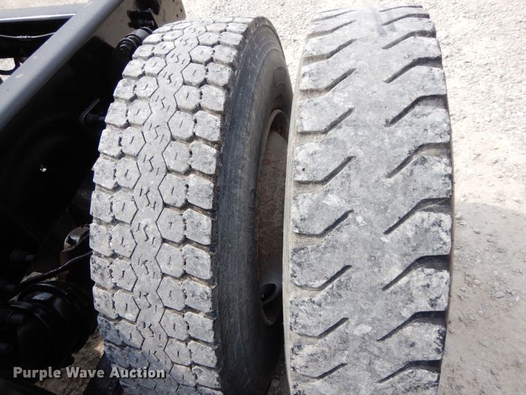 image for item IX9383 1998 Freightliner FLD 120  semi truck